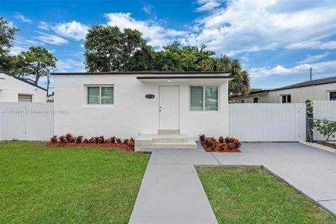 Casa en venta en Opa-locka, Florida, 2 dormitorios, 72.46 m2 № 1408406 - foto 1