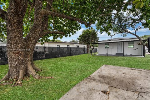 Villa ou maison à vendre à Opa-locka, Floride: 2 chambres, 72.46 m2 № 1408406 - photo 3