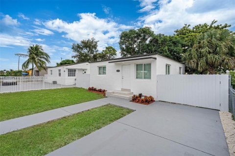 House in Opa-locka, Florida 2 bedrooms, 72.46 sq.m. № 1408406 - photo 5