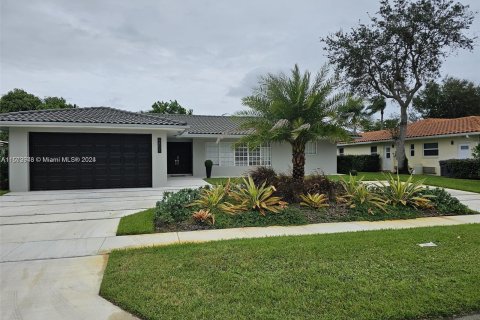 House in Hollywood, Florida 4 bedrooms, 271.37 sq.m. № 1132366 - photo 1