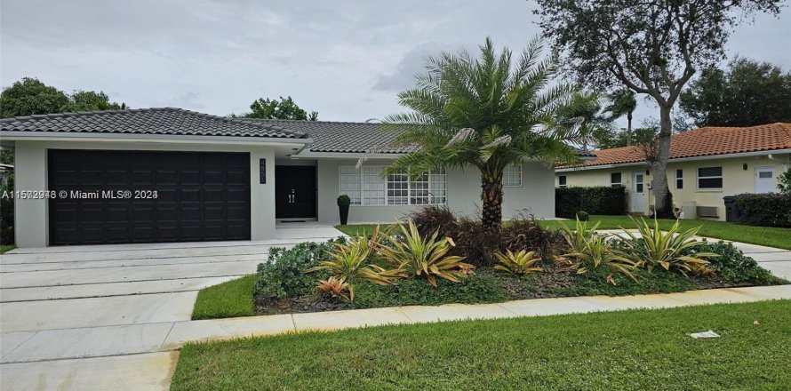 House in Hollywood, Florida 4 bedrooms, 271.37 sq.m. № 1132366
