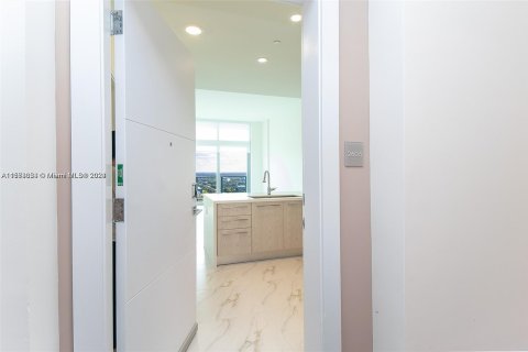 Condo in Sunrise, Florida, 1 bedroom  № 1132365 - photo 2