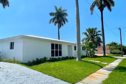 House in Dania Beach, Florida 3 bedrooms, 250.74 sq.m. № 1132460 - photo 4