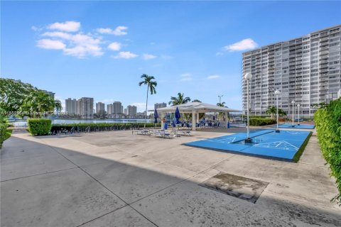 Condo in Aventura, Florida, 1 bedroom  № 1096962 - photo 21