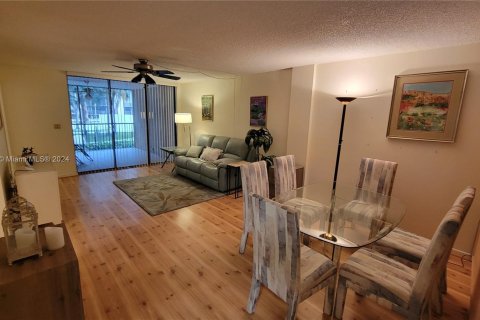 Condo in Hollywood, Florida, 1 bedroom  № 997743 - photo 2