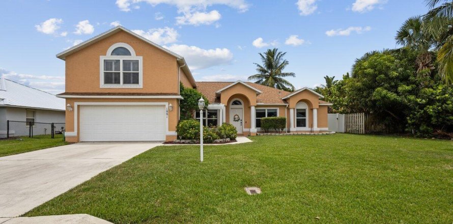 House in Jensen Beach, Florida 5 bedrooms, 251.58 sq.m. № 1141407