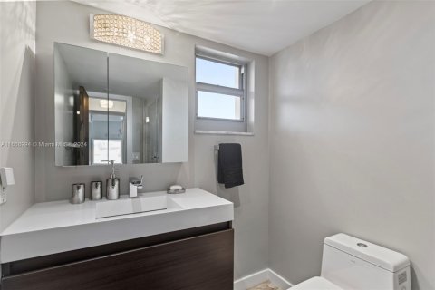 Condo in Hollywood, Florida, 2 bedrooms  № 1381997 - photo 26