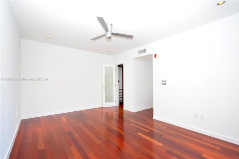 Condo in Miami Beach, Florida, 1 bedroom  № 1412129 - photo 10