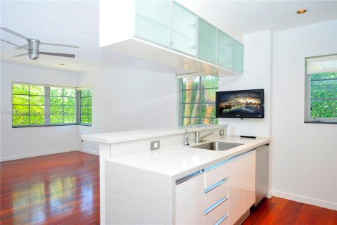 Condo in Miami Beach, Florida, 1 bedroom  № 1412129 - photo 21