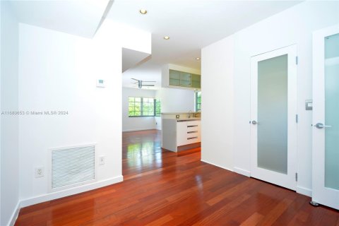 Condo in Miami Beach, Florida, 1 bedroom  № 1412129 - photo 6