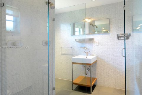 Condo in Miami Beach, Florida, 1 bedroom  № 1412129 - photo 18