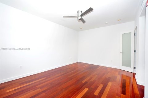 Condo in Miami Beach, Florida, 1 bedroom  № 1412129 - photo 9