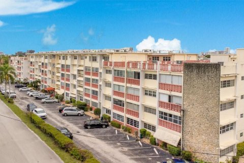 Condo in Hallandale Beach, Florida, 2 bedrooms  № 1395104 - photo 7