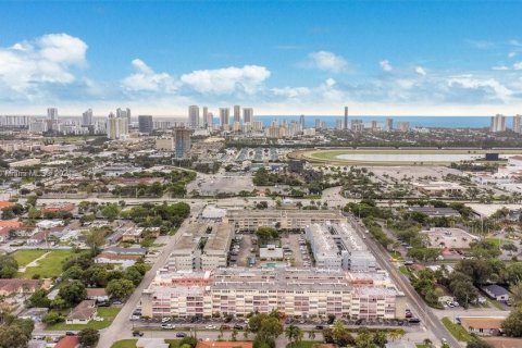 Copropriété à vendre à Hallandale Beach, Floride: 2 chambres, 99.78 m2 № 1395104 - photo 8