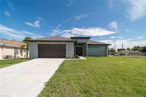 Villa ou maison à vendre à Cape Coral, Floride: 3 chambres, 190.08 m2 № 695905 - photo 1
