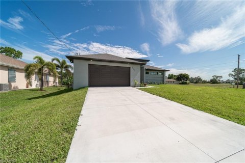 Villa ou maison à vendre à Cape Coral, Floride: 3 chambres, 190.08 m2 № 695905 - photo 3