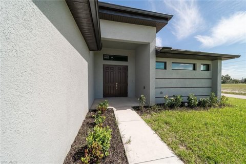 Villa ou maison à vendre à Cape Coral, Floride: 3 chambres, 190.08 m2 № 695905 - photo 4