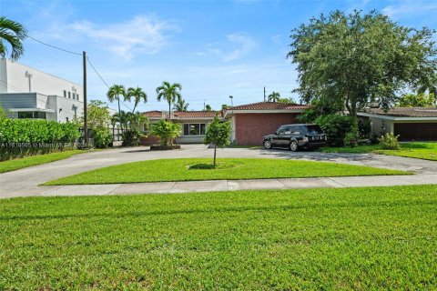 House in Miami Springs, Florida 3 bedrooms, 297.1 sq.m. № 1239693 - photo 1