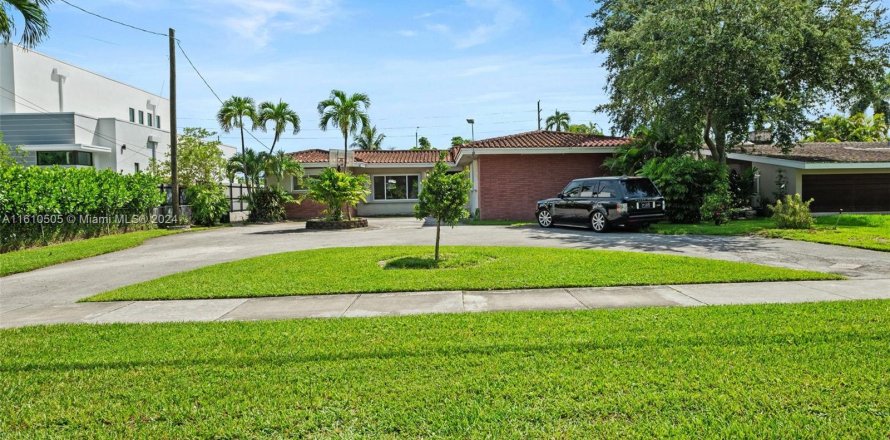 House in Miami Springs, Florida 3 bedrooms, 297.1 sq.m. № 1239693