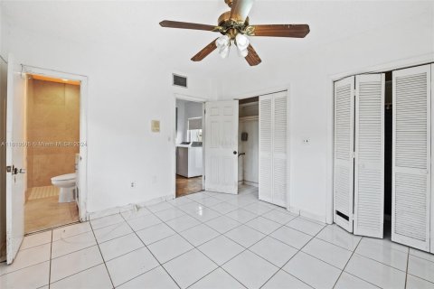 House in Miami Springs, Florida 3 bedrooms, 297.1 sq.m. № 1239693 - photo 12