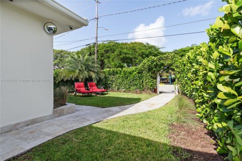 Villa ou maison à vendre à Surfside, Floride: 4 chambres, 186.18 m2 № 1141988 - photo 3