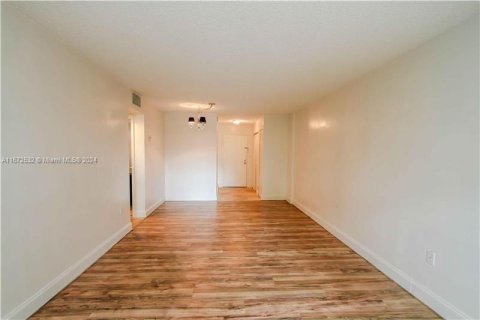 Condominio en alquiler en North Miami, Florida, 1 dormitorio, 62.52 m2 № 1395003 - foto 2