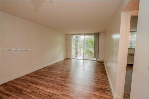 Condominio en alquiler en North Miami, Florida, 1 dormitorio, 62.52 m2 № 1395003 - foto 1