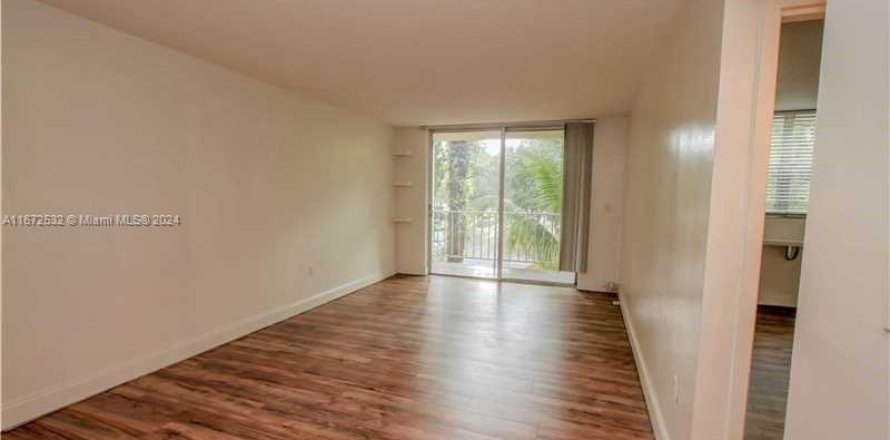 Condominio en North Miami, Florida, 1 dormitorio  № 1395003