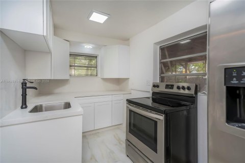 Casa en venta en Miami Gardens, Florida, 4 dormitorios, 126.25 m2 № 1394908 - foto 6