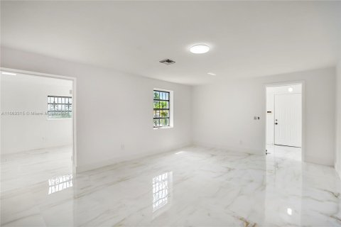 Casa en venta en Miami Gardens, Florida, 4 dormitorios, 126.25 m2 № 1394908 - foto 12