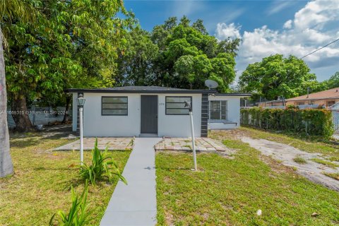 Casa en venta en Miami Gardens, Florida, 4 dormitorios, 126.25 m2 № 1394908 - foto 2