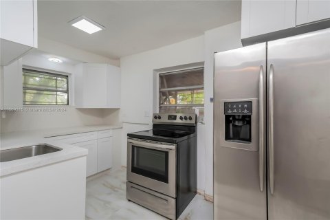 Casa en venta en Miami Gardens, Florida, 4 dormitorios, 126.25 m2 № 1394908 - foto 8