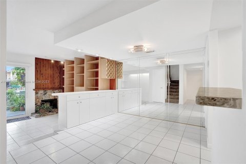 Townhouse in North Miami Beach, Florida 3 bedrooms, 151.8 sq.m. № 689007 - photo 4