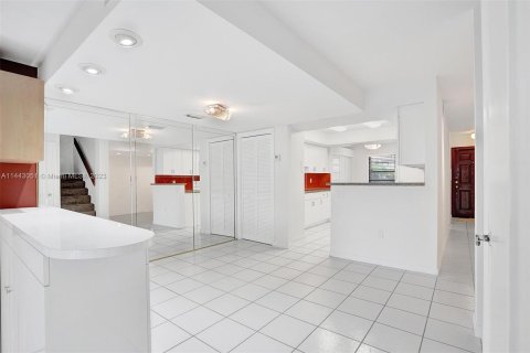Townhouse in North Miami Beach, Florida 3 bedrooms, 151.8 sq.m. № 689007 - photo 5