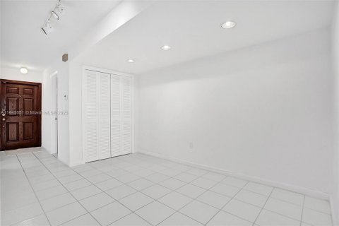 Townhouse in North Miami Beach, Florida 3 bedrooms, 151.8 sq.m. № 689007 - photo 6