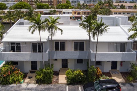 Touwnhouse à vendre à North Miami Beach, Floride: 3 chambres, 151.8 m2 № 689007 - photo 2