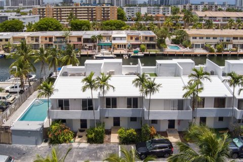 Townhouse in North Miami Beach, Florida 3 bedrooms, 151.8 sq.m. № 689007 - photo 20