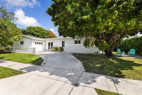 House in Miami, Florida 3 bedrooms, 146.69 sq.m. № 1321571 - photo 1