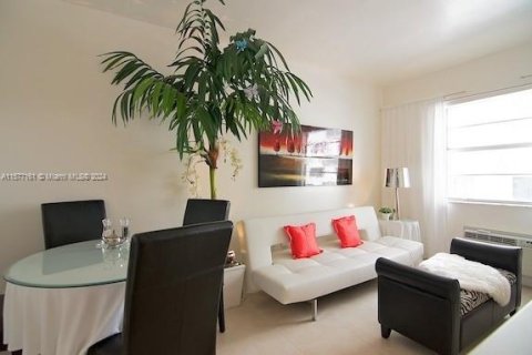 Condo in Miami Beach, Florida, 1 bedroom  № 1146448 - photo 1