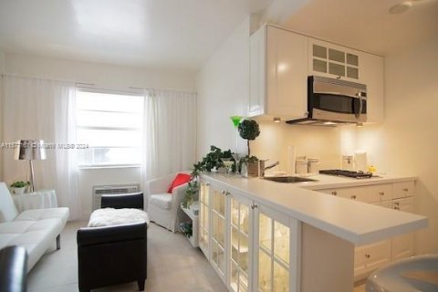 Condo in Miami Beach, Florida, 1 bedroom  № 1146448 - photo 2