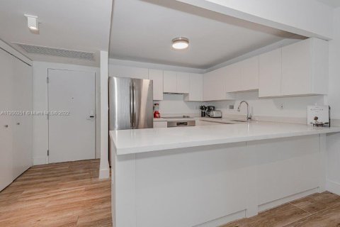 Condo in Miami Beach, Florida, 1 bedroom  № 23863 - photo 6