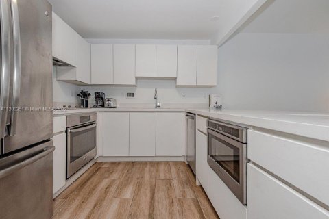 Condo in Miami Beach, Florida, 1 bedroom  № 23863 - photo 25