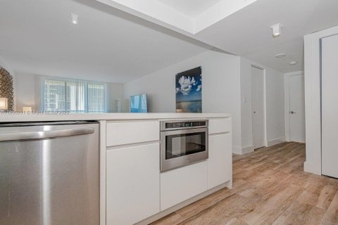 Condo in Miami Beach, Florida, 1 bedroom  № 23863 - photo 9