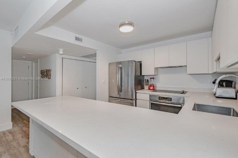 Condo in Miami Beach, Florida, 1 bedroom  № 23863 - photo 7