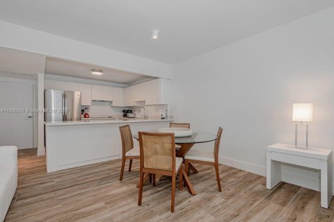 Condo in Miami Beach, Florida, 1 bedroom  № 23863 - photo 4