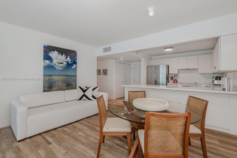 Condo in Miami Beach, Florida, 1 bedroom  № 23863 - photo 5