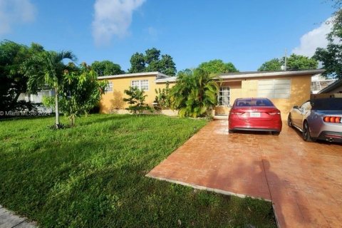 Villa ou maison à vendre à Miami Gardens, Floride: 3 chambres, 227.42 m2 № 1348908 - photo 1