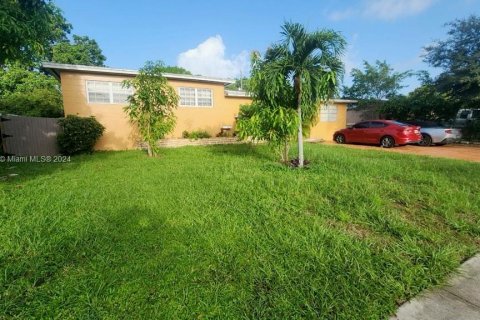 House in Miami Gardens, Florida 3 bedrooms, 227.42 sq.m. № 1348908 - photo 2