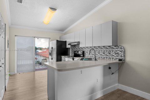 Condo in Hialeah, Florida, 2 bedrooms  № 1348909 - photo 11