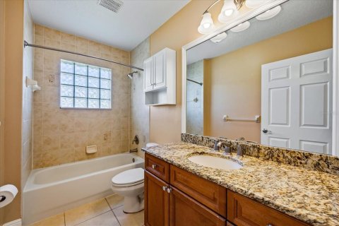 Townhouse in Redington Shores, Florida 3 bedrooms, 236.34 sq.m. № 1372224 - photo 25